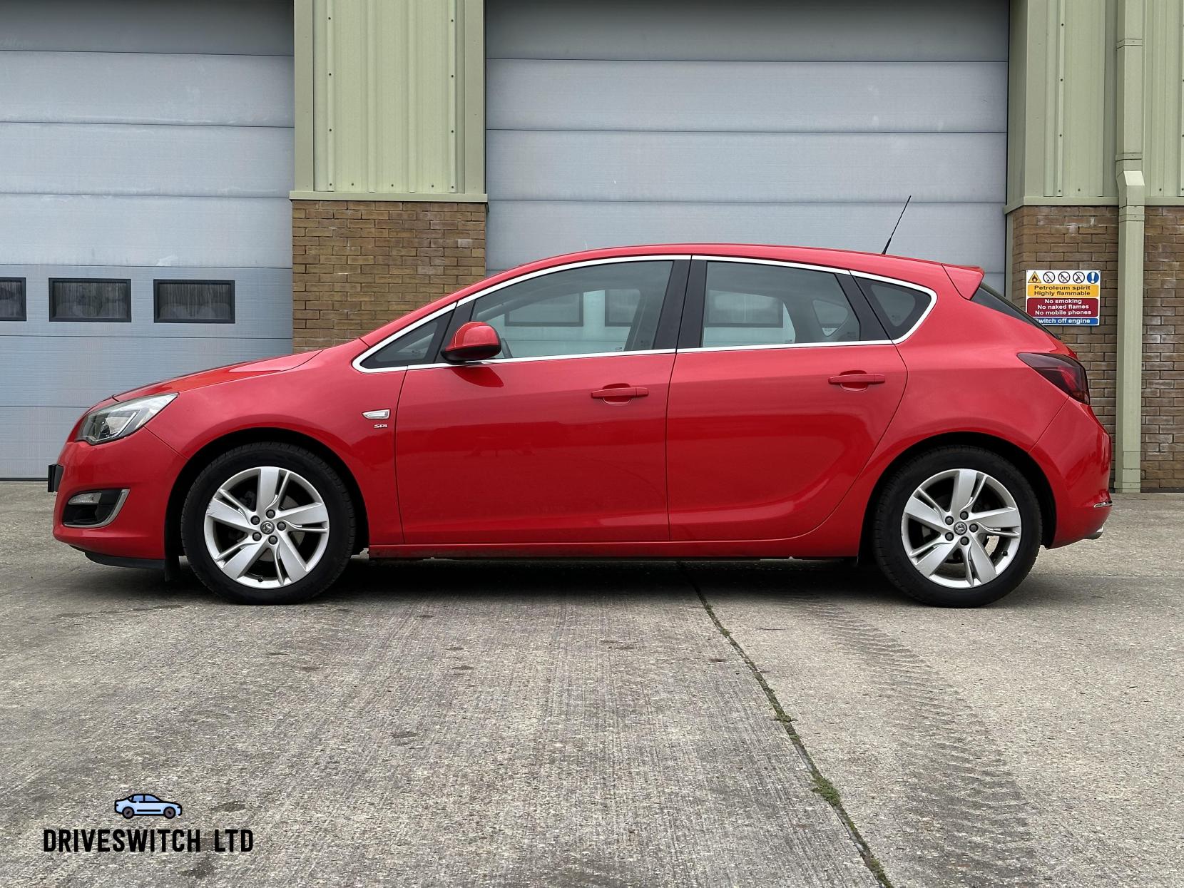 Vauxhall Astra 1.4T 16v SRi Hatchback 5dr Petrol Manual Euro 5 (140 ps)