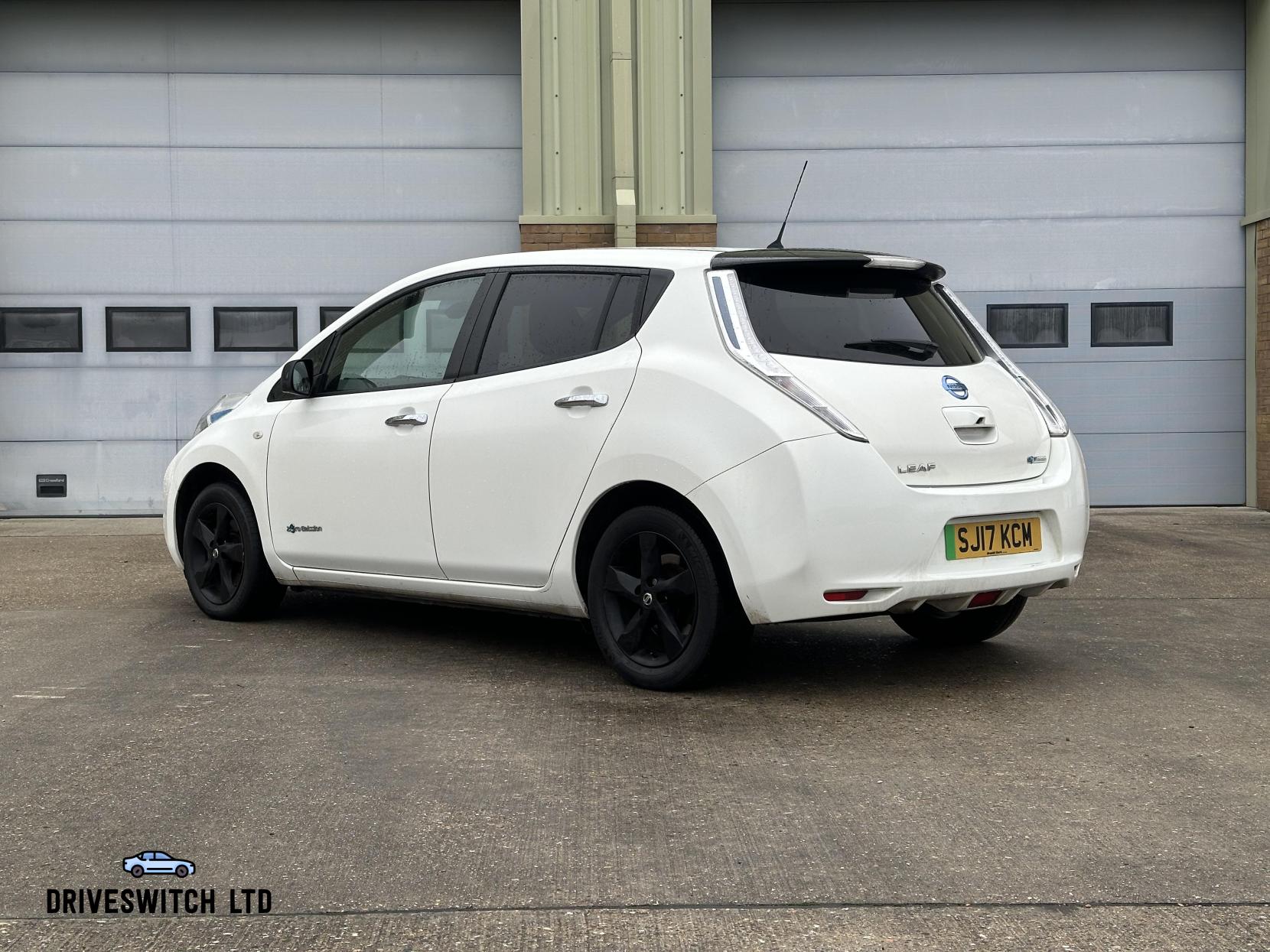 Nissan Leaf 30kWh Black Edition Hatchback 5dr Electric Auto (109 bhp)